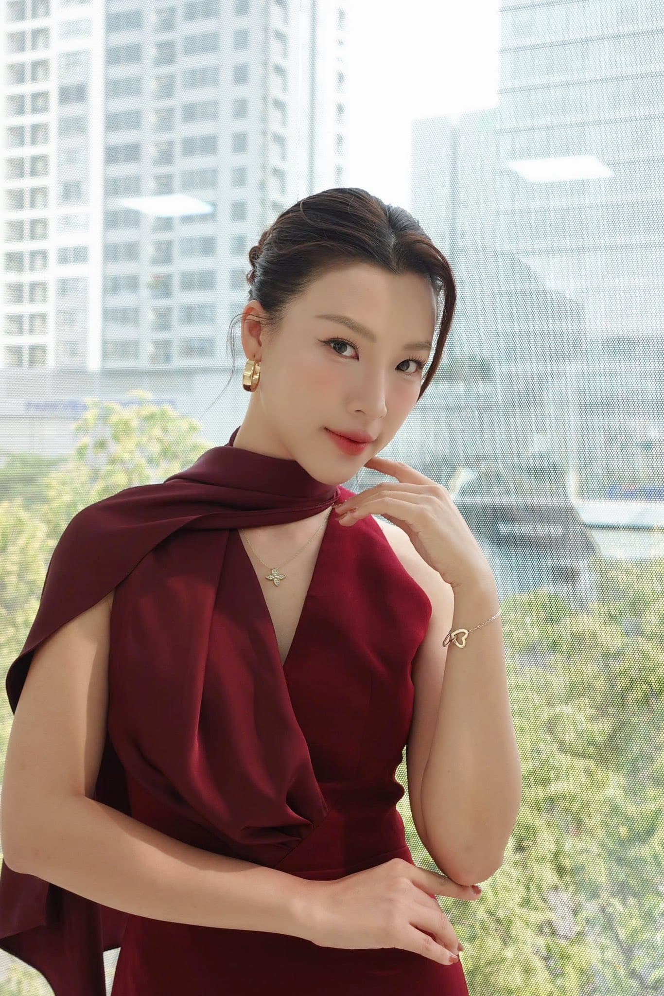 Á hậu Hoàng Oanh